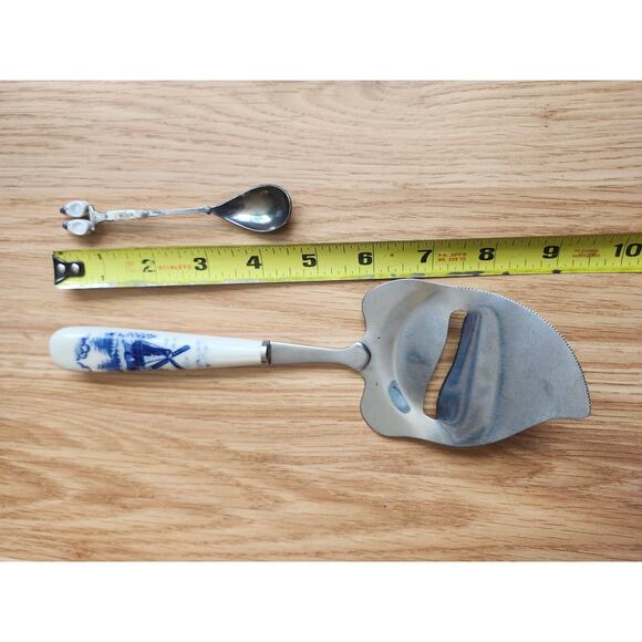 Delft Blue Holland Windmill Cheese Slicer & Spoon Set with Porcelain Clogs - Picture 2 of 8